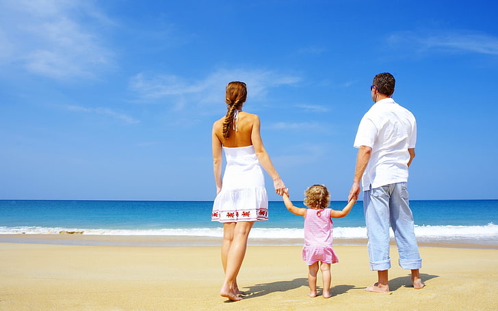 Mädchen zu Fuß zwischen Frau und Mann, während Hand in Hand in Richtung Ufer tagsüber, Familie, Kind, Sand, Strand, Meer, Glück, HD-Hintergrundbild