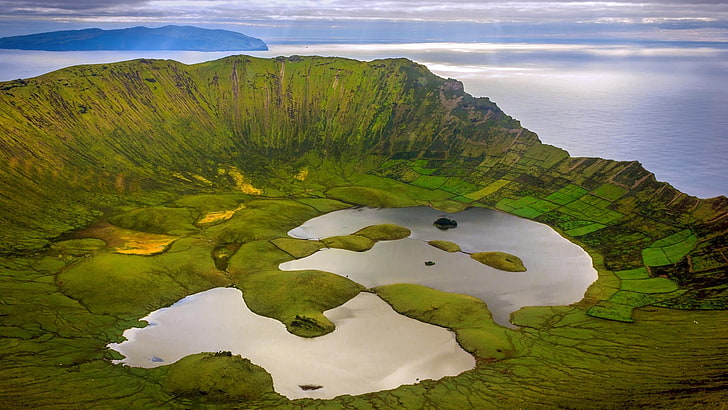 nature, paysage, collines, nuages, Açores, Portugal, île, mer, eau, lac, champ, herbe, rayons du soleil, montagnes, vue plongeante, Fond d'écran HD