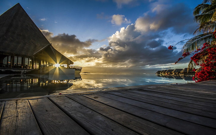 kabina ze ścieżką, zachód słońca, Tahiti, Polinezja Francuska, kurort, morze, tropikalny, natura, palmy, promienie słoneczne, chodnik, bungalow, kwiaty, chmury, krajobraz, lato, wakacje, Tapety HD
