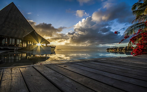 kabina ze ścieżką, zachód słońca, Tahiti, Polinezja Francuska, kurort, morze, tropikalny, natura, palmy, promienie słoneczne, chodnik, bungalow, kwiaty, chmury, krajobraz, lato, wakacje, Tapety HD HD wallpaper