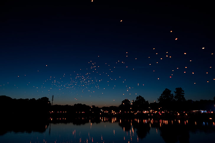 водоем под звездной ночью, китайские фонарики, небесные фонарики, ночь, река, праздник, HD обои