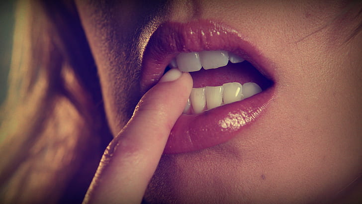 الاصبع في الفم ، الشفاه العصير ، الأسنان ، المرأة ، شقراء، خلفية HD