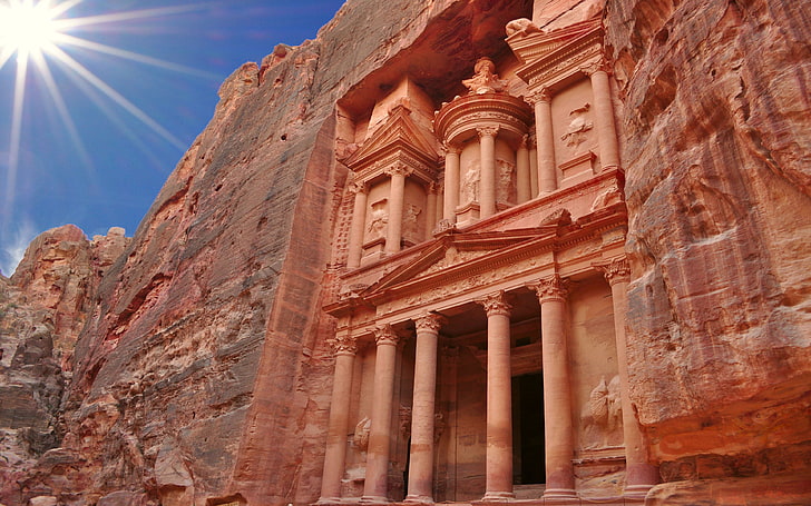 그리스 스타일의 외관 페트라 고급스러운 사원 요르단의 남서부 사막에서 알려진 고고학 사이트 그레이브 사원 분홍색 모래 바위에 새겨진, HD 배경 화면
