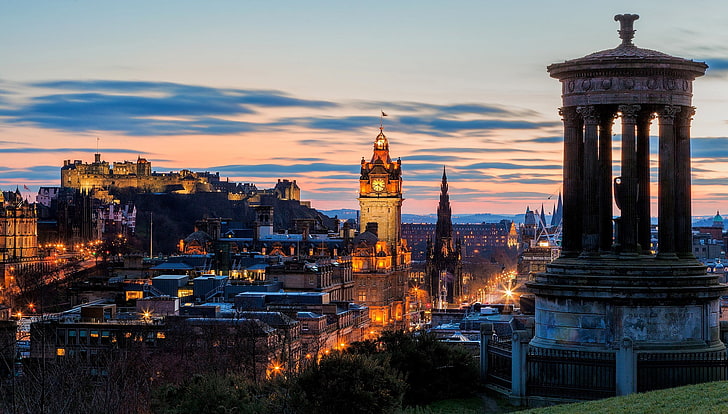 градски пейзаж, Единбург, Шотландия, замък, хълмове, стара сграда, небе, облаци, залез, светлини, църква, паметници, флаг, дълго изложение, Великобритания, HD тапет