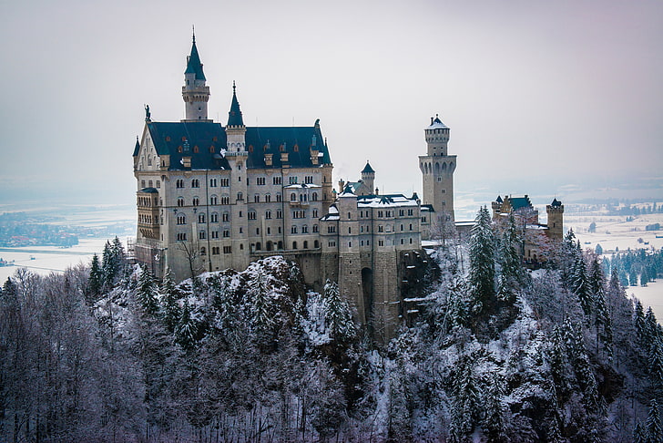 Zamek Neuschwanstein, zima, las, niebo, śnieg, drzewa, zamek, wieża, dal, Neuschwanstein, Bayern, Niemcy, Ludwig, Tapety HD