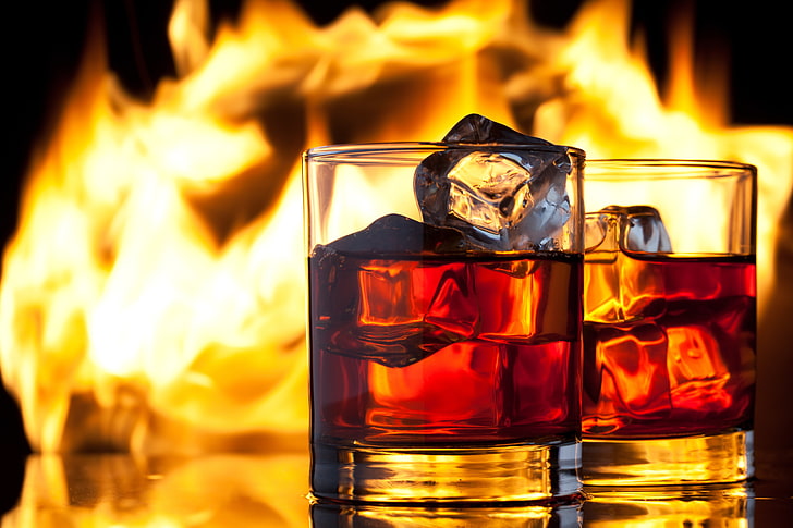 dwie przezroczyste szklanki do picia, lód, ogień, płomień, szklanki, napój, whisky, Tapety HD