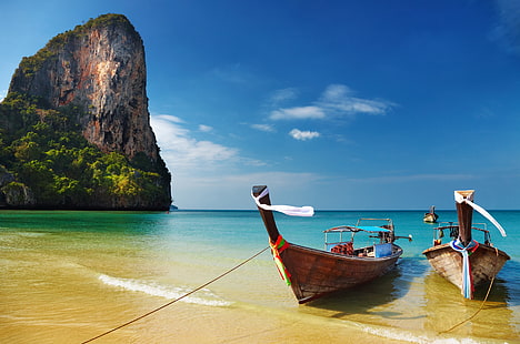 två bruna träbåtar, Thailand, tropisk, strand, båtar, HD tapet HD wallpaper