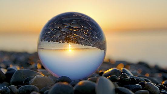 esfera de cristal, gotas de agua, primer plano, piedras, mármol, playa, reflexión, guijarros, Fondo de pantalla HD HD wallpaper