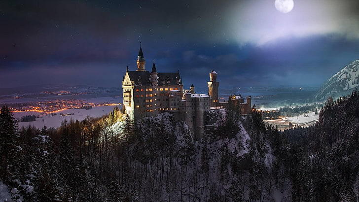 бяло и черно замък живопис, Замъкът Нойшванщайн, замък, Германия, нощ, Луна, пейзаж, сняг, гора, дървета, HD тапет