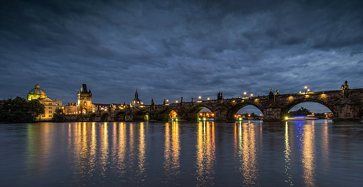 Ponte Carlo, Praga, lungo ponte in cemento marrone, Praga, Repubblica Ceca, città, cielo, sera, fiume Moldava, luci, luce, riflesso, Ponte Carlo, Sfondo HD