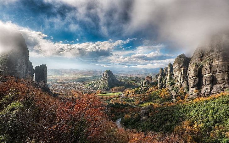 bosque rodeado de montañas rocosas, naturaleza, paisaje, Grecia, valle, otoño, nubes, roca, bosque, camino, niebla, montañas, Fondo de pantalla HD