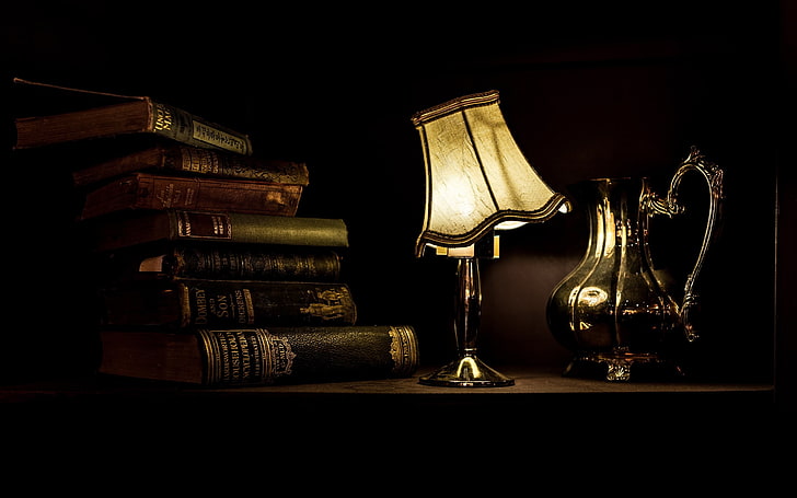куча книг и бежевая настольная лампа, лампа, книги, стол, фонари, HD обои