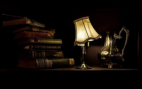 купчина книги и бежова настолна лампа, лампа, книги, маса, светлини, HD тапет HD wallpaper