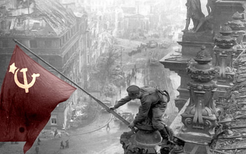 soldier racing Soviet Union flag, USSR, photography, selective coloring, flag, ruin, war, World War II, Berlin, hammer and sickle, Reichstag, red, red army, Russia, russian federation, HD wallpaper HD wallpaper