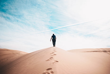 남자의 흰 셔츠, 자연, 풍경, 사막, 남자 야외, 모래, 발자국, 하늘, HD 배경 화면 HD wallpaper