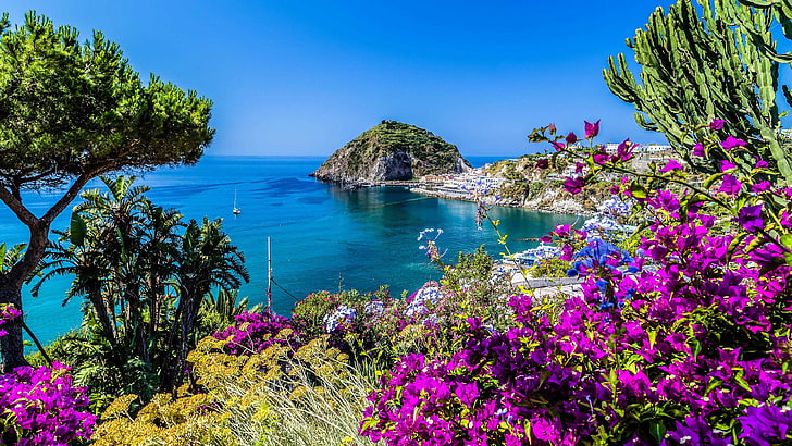 Ischia ist eine Vulkaninsel im Golf von Neapel Italien Der Strand Kartamana und Maronti im Süden.Ostaragonese-Schloss vom mittleren gealterten Thermalwasser., HD-Hintergrundbild