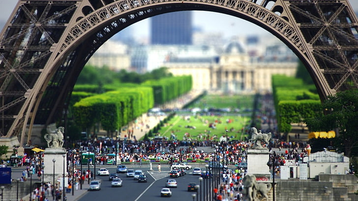 einige Autos unter Turm, fokussiertes Foto von Leuten nahe Eiffelturm, Neigungsverschiebung, Eiffelturm, Paris, Frankreich, Franzosen, Stadtbild, HD-Hintergrundbild
