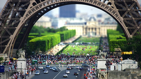 vários carros sob a torre, foto focada de pessoas perto da torre Eiffel, mudança de inclinação, torre eiffel, paris, frança, francês, paisagem urbana, HD papel de parede HD wallpaper