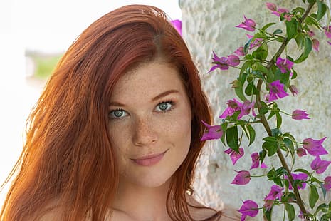 Mia Sollis, 여성, 파란 눈, 빨간 머리, 긴 머리, MetArt Magazine, 발코니, 꽃, 식물, HD 배경 화면 HD wallpaper