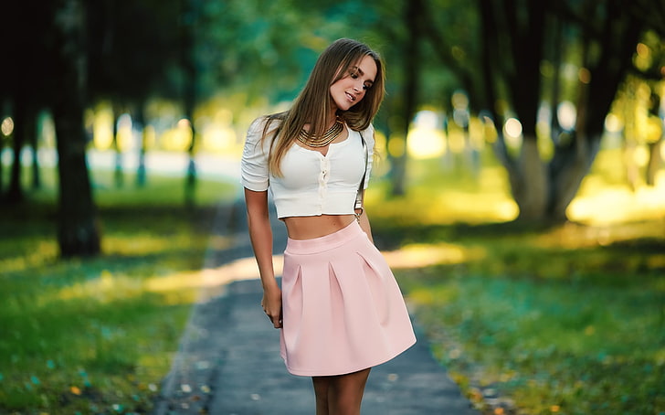 ผู้หญิงสวมเสื้อครอปคอตักสีขาวกับกระโปรงสั้นสีชมพูผู้หญิงนางแบบเซอร์เกย์บารีเชฟผมยาวสีบลอนด์ระยะชัดลึกผู้หญิงนอกบ้าน Elena Butusova เสื้อกระโปรงสีชมพูผมตรง, วอลล์เปเปอร์ HD