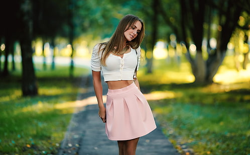 ผู้หญิงสวมเสื้อครอปคอตักสีขาวกับกระโปรงสั้นสีชมพูผู้หญิงนางแบบเซอร์เกย์บารีเชฟผมยาวสีบลอนด์ระยะชัดลึกผู้หญิงนอกบ้าน Elena Butusova เสื้อกระโปรงสีชมพูผมตรง, วอลล์เปเปอร์ HD HD wallpaper