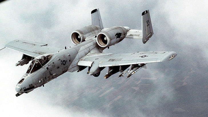 灰色の戦闘機、フェアチャイルド共和国A-10サンダーボルトII、ジェット戦闘機、飛行機、A10、イボイノシシ、軍用機、航空機、機関銃、爆撃機、 HDデスクトップの壁紙