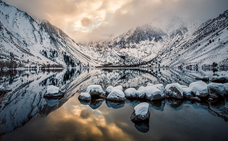 Convict Lake, schneebedeckte Berge mit Gewässer, Natur, Seen, Winter, Berg, See, Schnee, Reflexion, HD-Hintergrundbild