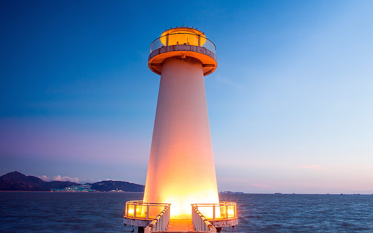Schöne Ozeanstrand-Hafenleuchtturmbeleuchtung, HD-Hintergrundbild