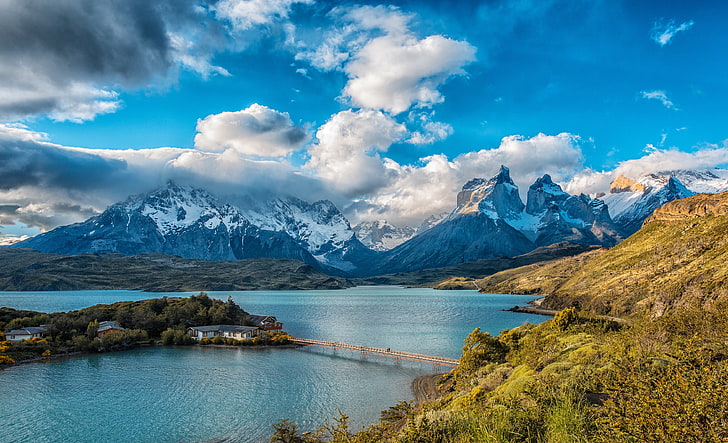 pokryte śniegiem góry i zbiornik wodny, niebo, słońce, chmury, drzewa, góry, most, jezioro, skały, domy, wyspa, Chile, Jezioro Pehoe, Park Narodowy Torres del Paine, Tapety HD