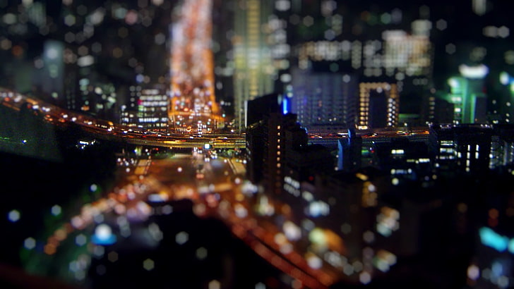 Zdjęcie oświetlonych budynków, zdjęcie pochylone budynków wykonane w porze nocnej, tilt shift, bokeh, Tokio, pejzaż miejski, Tapety HD