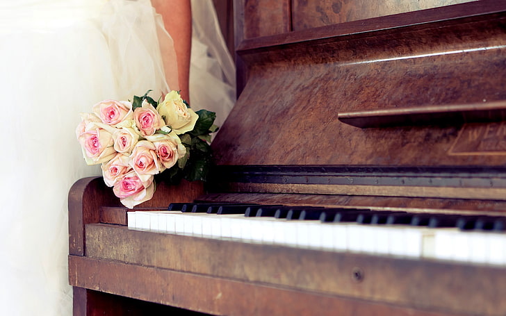 fleurs roses roses et jaunes et piano brun, roses, fleurs, bouquet, piano, musique, mariée, Fond d'écran HD