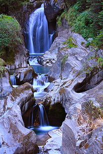 водопади, струящи се върху сива скална формация, водопади, сива скала, камък, формационна вода, воден поток, природа, канон, водопад, река, поток, гора, вода, свежест, живопис, на открито, красота в природата, пейзаж, скала - обект , падане, дърво, HD тапет HD wallpaper