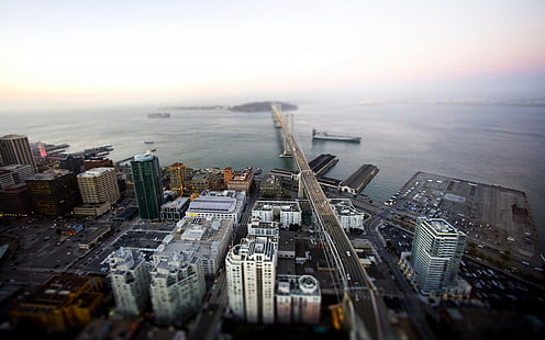 อาคารสูง, การถ่ายภาพมุมสูงของเมืองที่มีอาคารสูงล้อมรอบด้วยแหล่งน้ำ, cityscape, อาคาร, สะพาน, ทะเล, การเลื่อนเอียง, เบลอ, วอลล์เปเปอร์ HD HD wallpaper
