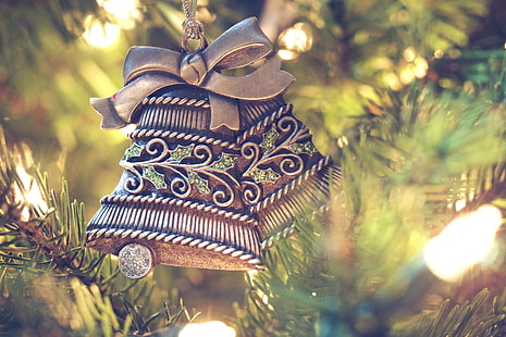 クリスマスの装飾、新年、茶色と灰色の鐘のクリスマスツリーの飾り、ライト、鐘、モミ、クリスマス、新年、装飾、メリー、クリスマス、装飾、 HDデスクトップの壁紙 HD wallpaper