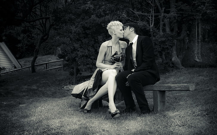 Foto en escala de grises de pareja besándose, pareja, fecha, beso, amor, banco, Fondo de pantalla HD