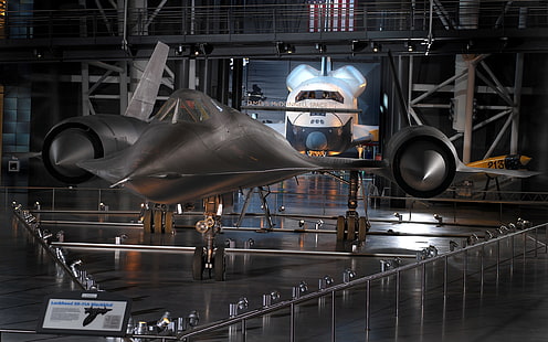 сив стоманен реактивен самолет, самолет, военен самолет, Lockheed SR-71 Blackbird, космическа совалка, музей, HD тапет HD wallpaper