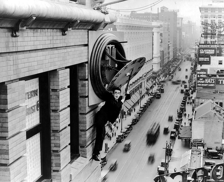 grayscale photograph of man standing on side building, architecture, monochrome, building, Harold LLoyd, men, movies, street, actor, Safety Last!, vintage, clock tower, clocks, dials, car, rooftops, old photos, skyscraper, traffic, motion blur, classic car, bricks, screen shot, people, Los Angeles, USA, tram, utility pole, HD wallpaper