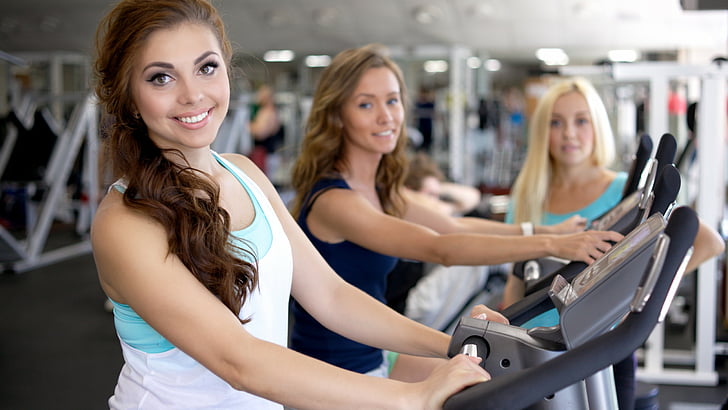 mujeres sosteniendo dos pesas de acero inoxidable, niña, fitness, ejercicio, gimnasio, pesas, entrenamiento, ropa deportiva, motivación, Fondo de pantalla HD
