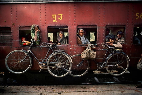 два черно-серых пригородных велосипеда, Стив МакКарри, Индия, вокзал, поезд, люди, велосипед, фотограф, фотография, HD обои HD wallpaper