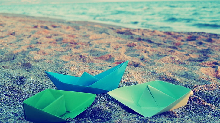 три хартиени лодки, три хартиени лодки на пясък през деня, макро, хартиени лодки, пясък, плаж, море, HD тапет