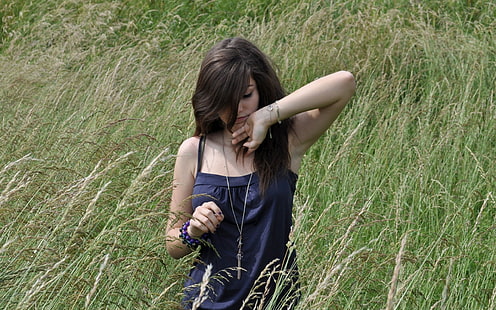 kobieta ubrana w czarną koszulę na ramiączkach spaghetti z brązową i zieloną trawą, kobiety, modelka, brunetka, długie włosy, kobiety na zewnątrz, sukienka, zamknięte oczy, pole, trawa, Tapety HD HD wallpaper
