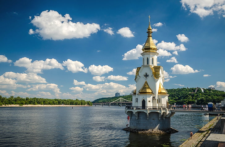 白と黄色の塗られた教会、空、雲、木、川、ウクライナ、プロムナード、キエフ、ドニエプル、聖ニコラス教会、 HDデスクトップの壁紙