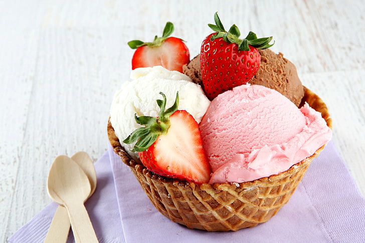 buah strawberry dengan vanilla, es krim cokelat dan merah muda, stroberi, es krim, hidangan penutup, manis, wafer, berry, keranjang, Wallpaper HD
