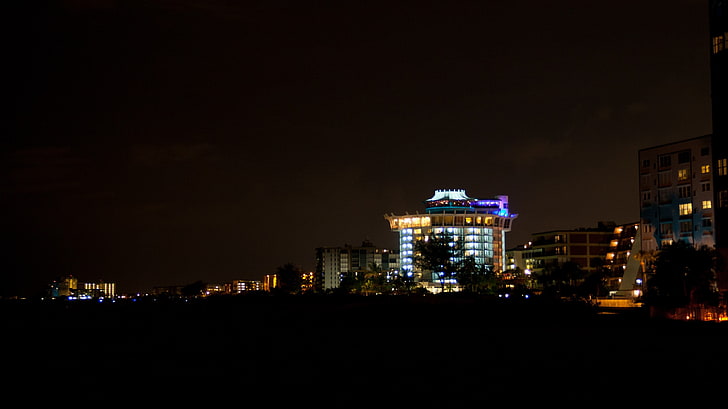 budynki oświetlone nocą, nocą, światła, budynek, plaża, Tapety HD