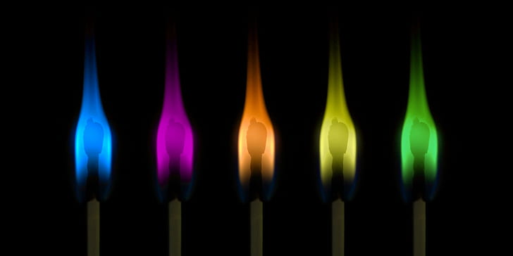 pięć różnych kolorów płomieni zapałek na czarnym tle, kolorowe, zapałki, pięć, kolor, zapałka, czarny, tło, mecz, ogień, niebieski, czerwony, fineart, fine, flame, warm, creative, chemistry, bunsen, fire - Natural Phenomenon, palenie, świeca, świecenie, Tapety HD