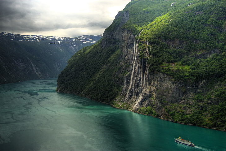 fiume circondato da montagne durante il giorno, Norvegia, paesaggio, cascata, Geiranger, fiordo, Seven Sisters Waterfall, Sfondo HD