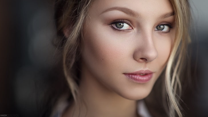 ลิปสติกสีชมพูของผู้หญิง Maxim Guselnikov ผู้หญิงนางแบบกำลังมองหาผู้ชมผมยาวใบหน้าสีบลอนด์ระยะชัดลึกดวงตาตาสีเขียว Alice Tarasenko, วอลล์เปเปอร์ HD