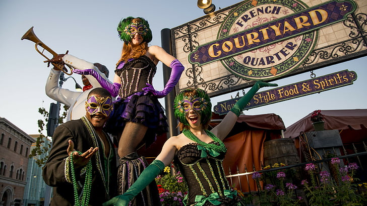 zwei Frauen und ein Mann tragen Maskeraden in der Nähe des Hofes, Karneval, Frühjahrstagung, Volks-Christ, Karnevalsmaske, Perlen, HD-Hintergrundbild