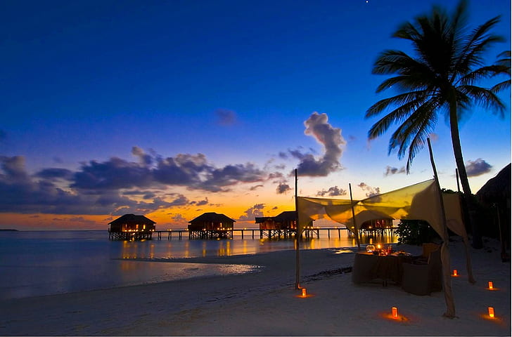 Tropical Beach Sunset Dining, île, orange, romantique, tropical, dîner, lagon, coucher de soleil, tahiti, eau, océan, sable, table pour deux, paradis, Fond d'écran HD