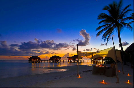 Tropical Beach Sunset Dining, île, orange, romantique, tropical, dîner, lagon, coucher de soleil, tahiti, eau, océan, sable, table pour deux, paradis, Fond d'écran HD HD wallpaper